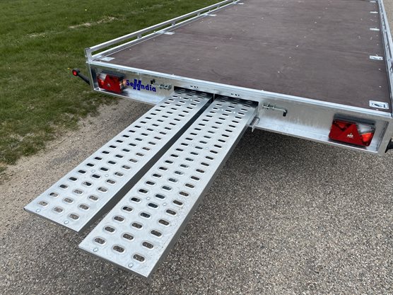 Atlas 600-3500 maskintrailer med indbyggede stålramper